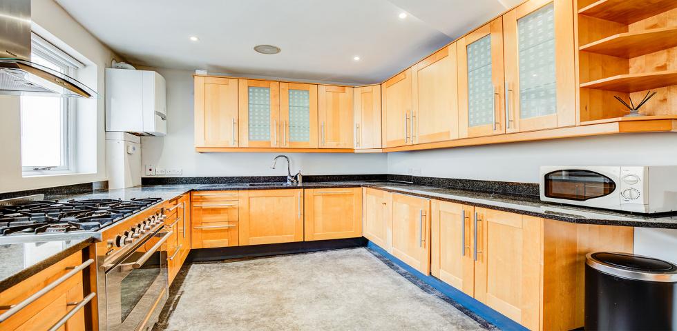 			4 Bedroom, 1 bath, 1 reception Apartment			 Lymington Road, WEST HAMPSTEAD